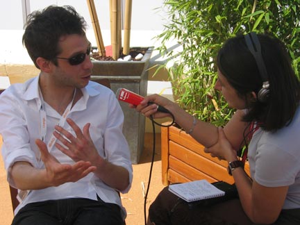 Alex Beaupain interviewé par Valérie Lehoux. (Photo : Benjamin Avayou/ RFI)
