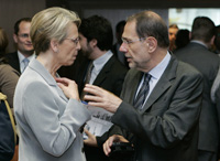 Le ministre français de la Défense Michèle Alliot-Marie et Javier Solana, le haut représentant de l'UE pour la politique extérieure, le 14 mai 2007 à Bruxelles.   

		(Photo : Reuters)