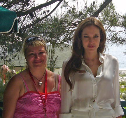 Angelina Jolie avec Bérénice Balta, journaliste à RFI. (Photo : RFI)