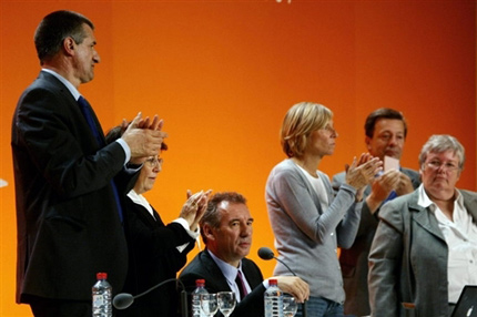 De gauche à droite, Jean Lassalle, Corinne Lepage, aux côtés de François Bayrou (centre) et Marielle de Sarnez. 

		(Photo : AFP)