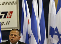 Le départ du gouvernement d'Eytan Cabel (photo), ministre sans portefeuille, également secrétaire général du parti travailliste, pourrait avoir un «effet domino».
 

		(Photo: Reuters)