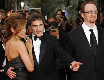 Les acteurs du film «La nuit nous appartient» (g. à d.) Eva Mendes, Joaquin Phoenix et le réalisateur James Gray. (Photo : Reuters)