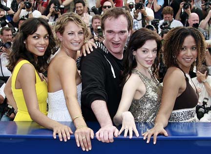 Le cinéaste Quentin Tarantino (g.) à Cannes pour son film «Death Proof» avec les actrices (de la gauche vers la droite)  Rosario Dawson, Zoe Bell, Rose McGowan et Sydney Tamiia Poitier.(Photo : Reuters)