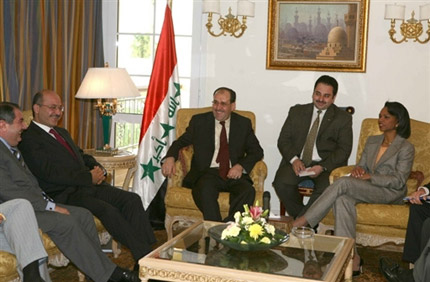 De gauche à droite, la délégation irakienne - le ministre des Affaires étrangères, Hoshyar Zebari, le vice-Premier ministre, Barham Saleh et le Premier ministre, Nouri al-Maliki - a rencontré Condoleezza Rice à la veille de l'ouverture du sommet de Charm el-Cheikh. 

		(photo : AFP)