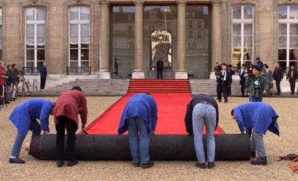 Suivant le protocole, des&nbsp;membres du personnel de l'Elysée déroulent le tapis rouge pour l'accueil du président élu. &#13;&#10;&#13;&#10;&#9;&#9;(Photo : AFP)
