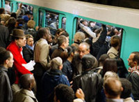 Nicolas Sarkozy a l'intention d'instaurer un service minimum dans les transports publics. 

		(Photo : AFP)