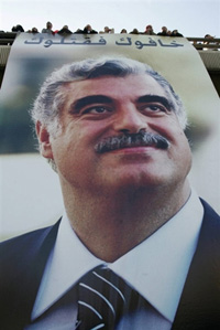 Affichage d'une image géante de l'ancien Premier ministre libanais Rafic Hariri, lors de la commémoration du 1er&nbsp;anniversaire de sa mort, le 14&nbsp;février 2006 à Beyrouth. &#13;&#10;&#13;&#10;&#9;&#9;(Photo : AFP)