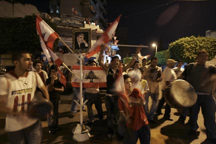 A Beyrouth, la joie des partisans de Saad Hariri, le fils de l'ancien Premier ministre assassiné, après le vote de la résolution 1757. (Photo : Reuters)