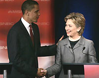 Poignée de mains entre Hillary Clinton et Barack Obama (à g.) le 26 avril 2007 à Orangeburg. 

		(Photo: Reuters)