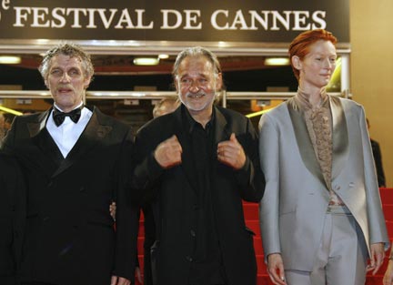 Le cinéaste Bela Tarr (c.) avec les acteurs Janos Derzsi (g.) et Tilda Swinton. (Photo : Reuters)