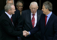 Tony Blair avec le nouveau Premier ministre nord-irlandais Ian Paisley et son vice Premier ministre Martin McGuinness à la sortie du Parlement à Belfast. 

		(Photo : Reuters)