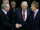 Tony Blair avec le nouveau Premier ministre nord-irlandais Ian Paisley et son vice Premier ministre Martin McGuinness à la sortie du Parlement à Belfast.(Photo : Reuters)