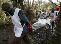 Les secouristes camerounais continuent de retirer des bas-fonds de Mbanga-Pongo des cadavres. 

		(Photo : Reuters)