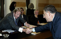Bernard Kouchner (g) avec Fouad Siniora, ce jeudi 24 mai, à Beyrouth. 

		(Photo : AFP)