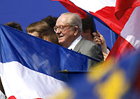 «<i>Sarko, Royal, Bayrou: halte à l'imposture</i>», a lancé Jean-Marie Le Pen devant des milliers de personnes sur la place de l'Opéra à Paris. 

		(Photo: Reuters)