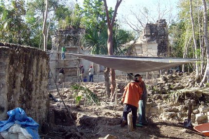 Une cinquantaine de Mayas reconstruisent les temples de leurs ancêtres. &#13;&#10;&#13;&#10;&#9;&#9;(Photo : P. Gouy / RFI)
