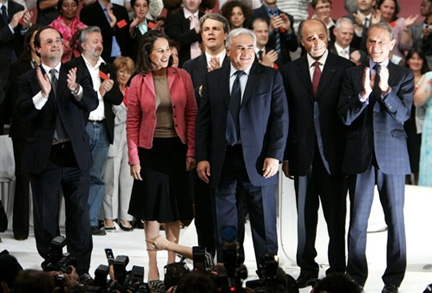 De gauche à droite : François Hollande, Ségolène Royal, Patrick Bloche, Dominique Strauss-Kahn, Laurent Fabius et Bertrand Delanoë. &#13;&#10;&#13;&#10;&#9;&#9;(Photo : AFP)