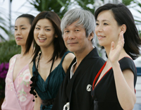 La cinéaste japonaise Naomi Kawase (d.) pose avec ses acteurs à Cannes (de g. à d.) Makiko Watanabe, Machiko Ono et Shigeki Uda. 

		(Photo : Reuters)
