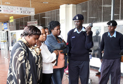 Les familles des passagers se sont précipitées à l'aéroport international de Jomo Kenyatta à Nairobi à l'annonce de la disparition du vol KQ507. 

		(Photo : Reuters)