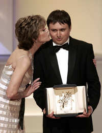 Jane Fonda embrasse le cinéaste roumain Cristian Mungiu lauréat de la Palme d'Or du meilleur film du 60e festival de Cannes. 

		(Photo : Reuters)