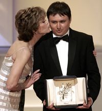 Jane Fonda embrasse le cinéaste roumain Cristian Mungiu lauréat de la Palme d'Or du 60e festival de Cannes. 

		(Photo : Reuters)