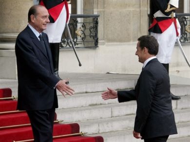 Poignée de main entre Jacques Chirac et Nicolas Sarkozy sur le perron de l'Elysée. 

		(Photo : AFP)