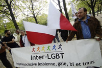 Manifestation, devant l'ambassade de Pologne à Paris, en octobre 2005, pour dénoncer la position du nouveau président polonais contre l'homosexualité. 

		(Photo : AFP)