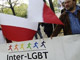 Lors d'une manifestation, devant l'ambassade de Pologne à Paris en octobre 2005, dénonçant la position du nouveau président polonais contre l'homosexualité. 

		(Photo : AFP)