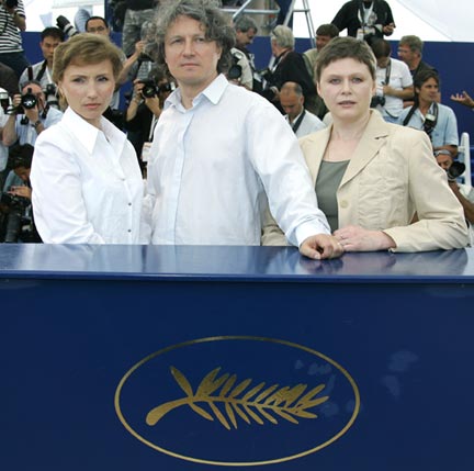 Marina Litvinenko (g.) pose pour un «photocall» avec les réalisateurs Andrei Nekrassov (c.) et Olga Konskaia pour leur film «Rebellion: L'Affaire Litvinenko» au 60e festival de Cannes. (Photo : Reuters)