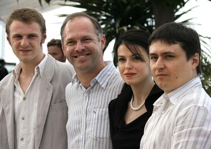 A cannes, le cinéaste roumain Cristian Mungiu (d.) et l'équipe de son film, Alex Potocean (g.), Vlad Ivanov (2e g.) et Laura Vasiliu. (Photo : Reuters)