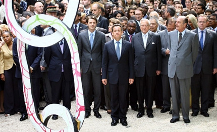 Nicolas Sarkozy et Jacques Chirac ont participé ensemble à la première commémoration de la Journée de l'abolition de l'esclavage. &#13;&#10;&#13;&#10;&#9;&#9;(Photo : AFP)