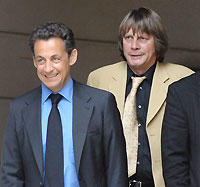 Le nouveau président français Nicolas Sarkozy et le secrétaire général de la CGT, Bernard Thibault à la fin de leur entrevue, le 14 mai à Paris.  

		(Photo : AFP)