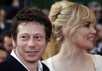  Mathieu Amalric et Emmanuelle Seigner, les acteurs du film «Le Scaphandre et Le Papillon» sur les marches du festival de Cannes. (Photo : Reuters)