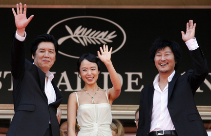 (De g. à d.) Le cinéaste Sud-Coréen Lee Chang-dong, et les acteurs de «Secret Sunshine» Jeon Do-yeon et Song Kang-ho pour la première du film à Cannes. (Photo : Reuters)