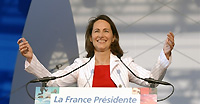 Devant plusieurs dizaines de milliers de personnes réunies à Paris au stade Charléty, Ségolène Royal a souhaité «<i>la victoire de la France présidente</i>». 

		(Photo: AFP)