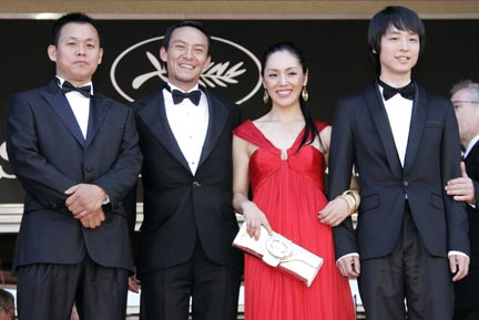 Le cinéaste sud coréen Kim Ki-duk (g.) lors de la projection à Cannes de son film «Souffle» avec les acteurs (de g. à d.) Chang Chen, Zia et Kang In-hyung. (Photo : Reuters)