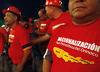 Des ouvriers célèbrent la nationalisation des champs pétrolifères de la Ceinture de l'Orénoque. 

		(Photo: Reuters)
