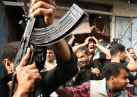 Violentes manifestations palestiniennes durant les funérailles d'un commandant des Brigades des Martyrs d'al-Aqsa, le 13 mai 2007.   

		(Photo : Reuters)