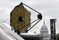Une maquette grandeur nature du télescope Webb est exposée au National Mall à Washington. 

		(Photo : Reuters)