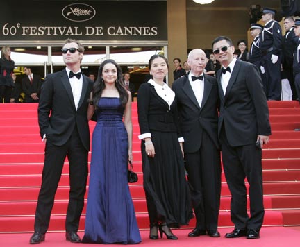 Pour la première de <em>My Blueberry Nights</em>, le cinéaste chinois Wong Kar Waï (d.) et sa femme Esther (c.) ainsi que les deux acteurs principaux, Jude Law (g.) et Norah Jones, sont accueillit par Gilles Jacob (2e d.), le président du festival de Cannes. (Photo : Reuters)