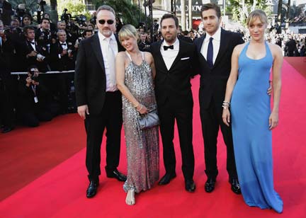 Le cinéaste américain David Fincher (g.) lors de la première de <em>Zodiac</em> à Cannes, avec l'actrice Sunrise Coigney (2e g.) et son mari Mark Ruffalo, ainsi que Jake Gyllenhaal et Chloe Sevigny. (Photo : Reuters)