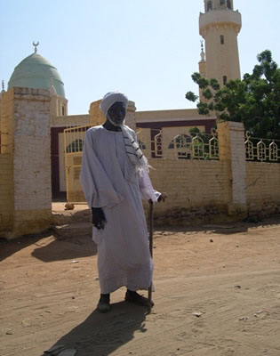 Un vieil homme devant la mosquée d’El-Fasher, la capitale du Darfour Nord, 2006. Tous les habitants du Darfour sont musulmans. Le conflit n’a aucune dimension religieuse, c’est d’abord un conflit lié à la marginalisation de la région et au manque de régulation des tensions entre communautés.(Photo : L. Correau / RFI)