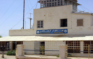 L'aéroport d’El-Fasher, la capitale du Darfour Nord, 2004. C’est dans cet aéroport qu’a eu lieu la première grande bataille du conflit. La destruction de plusieurs appareils et la capture d’un général de l’aviation sont vécues comme une humiliation par les autorités soudanaises, qui lancent une campagne de contre-insurrection en s’appuyant sur des milices.(Photo : L. Correau / RFI)