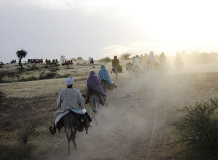 Circuler sur les routes du Darfour est devenu dangereux en raison de l’insécurité. Pour permettre aux déplacés de se rendre au marché, l’Union africaine a organisé quelques escortes, comme celle qui accompagne ces déplacés entre la ville de Kutum et le camp de Fata-Burno.(Photo : L. Correau / RFI)