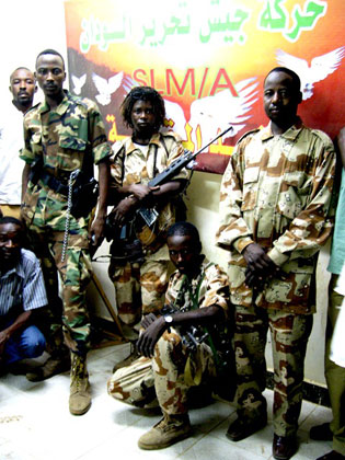 Des combattants du «MLS-Minawi», 2006. En signant l’accord de paix du 5 mai 2006, Minni Arkou Minawi a pu faire revenir une partie de ses combattants dans la capitale Khartoum. Depuis ce retour, des accrochages ont cependant eu lieu entre les ex-rebelles et les forces de sécurité.(Photo : L. Correau / RFI)