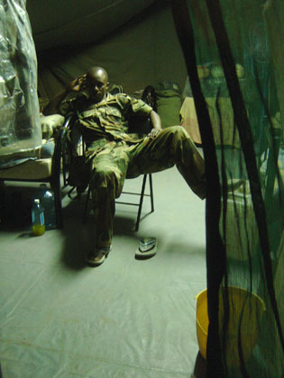 Un soldat de l’Union africaine sous sa tente, dans le quartier général d’El-Fasher, 2005. L’UA a déployé quelque 7&nbsp;000 hommes au Darfour, mais le territoire à surveiller est grand comme la France.(Photo : L. Correau / RFI)