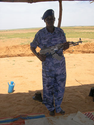 Un hommes des forces de sécurité soudanaises, Tawilla 2006. Selon de nombreux témoignages, ces forces de sécurité soudanaises ont été complices des milices pendant la campagne de destruction de 2003-2004. Les déplacés affirment que l’armée et la police soudanaises continuent à se livrer à des exactions dans le Darfour.(Photo : L. Correau / RFI)