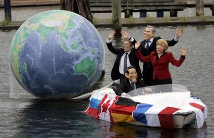 Militants alter-mondialistes déguisés en, (de g. à d.) la chancelière allemande Angela Merkel, le président américain George W. Bush, le Premier ministre britannique Tony Blair et le président français Nicolas Sarkozy. (Photo : AFP)