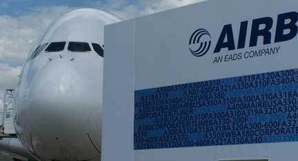 Malgré sa taille, l'Airbus A-380 est conçu pour pouvoir décoller et atterrir sur les pistes des principaux aéroports internationaux. 

		(Photo: Marc Verney/RFI)