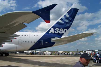 Le vol du premier A-380 a eu lieu le mercredi 27 avril 2005 à 10h29 sur l'aéroport de Toulouse-Blagnac en France.
 

		